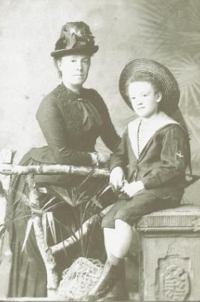 Marie La Marle pouse de Gustave Koch avec son fils Philippe